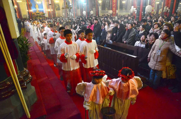 Cattolici Servitori Cinesi Assistono Una Messa Della Vigilia Natale Nella — Foto Stock