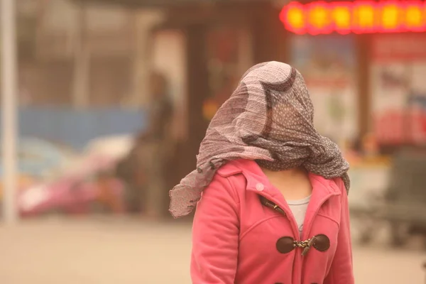 Una Mujer Enmascarada Camina Por Carretera Una Tormenta Arena Harbin — Foto de Stock