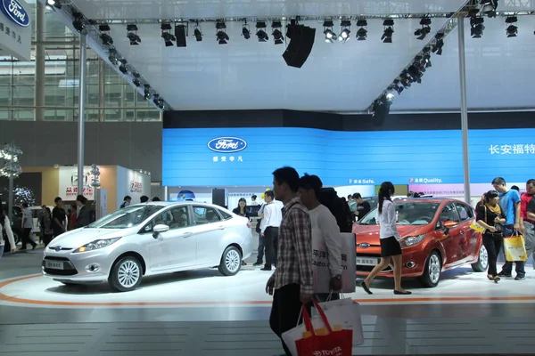 Látogatók Láthatók Stand Ford Alatt Egy Autószalon Guangzhou Város Dél — Stock Fotó