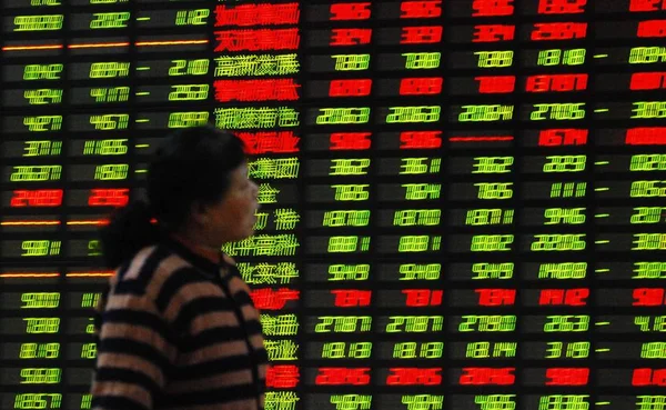 2012年3月20日 中国东部江西省九江一家股票经纪公司的股价 价格下跌为绿色 价格上涨为红色 — 图库照片
