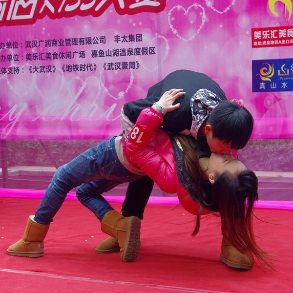 Young Chinese Couple Performs Kissing Stunt Kiss Contest Celebrate Christmas — Stock Photo, Image