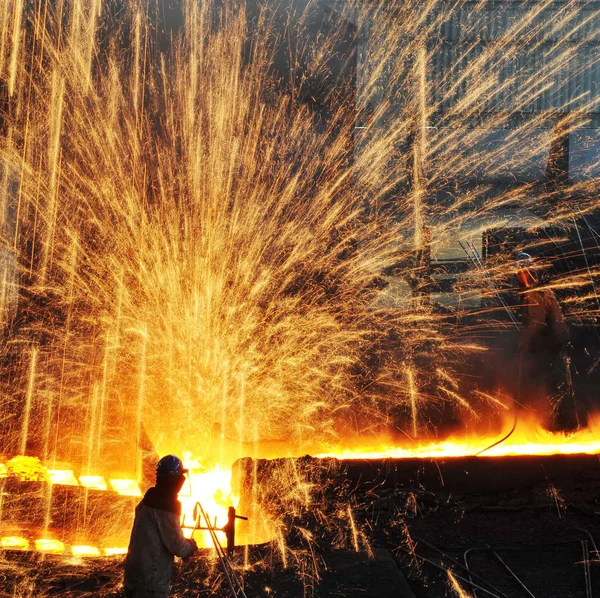 Trabalhador Chinês Verifica Metal Fundido Chuveiro Faísca Frente Alto Forno — Fotografia de Stock