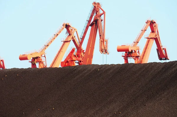 Piles Iron Ore Pictured Front Cranes Port Qingdao Qingdao City — Stock Photo, Image