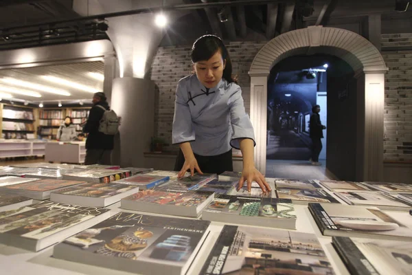 Zaměstnanec Stylu Republikánské Číny Zařizuje Knihy Pobočce Populárního Knihkupectví Fuzhou — Stock fotografie