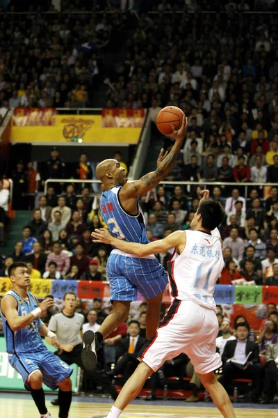 Stephon Marbury Pequim Patos Topo Desafia Zhou Peng Guangdong Tigers — Fotografia de Stock