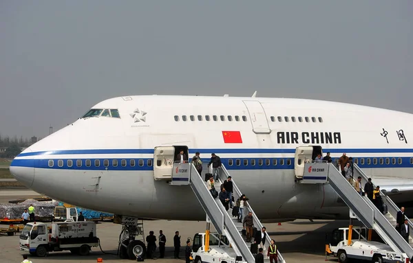 Utasok Kirak Egy Boeing 747 400 Sugárhajtású Repülőgép Air China — Stock Fotó
