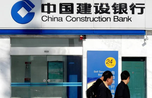 Πεζοί Περπατούν Πάνω Από Ένα Υποκατάστημα Της Κίνας Κατασκευαστική Τράπεζα — Φωτογραφία Αρχείου
