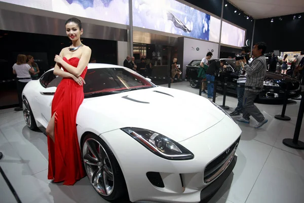 2012年4月23日 在中国北京举行的第十二届北京国际汽车展览会 被称为2012年中国汽车 捷豹汽车的模型摆姿势 — 图库照片