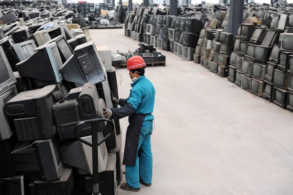 Čínský Dělník Hromadí Vyřazené Televizory Další Elektroniku Recyklační Stanici Městě — Stock fotografie