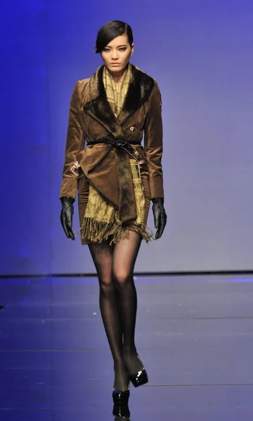 モデル提示 Edenbo 2012 年秋冬コレクション中国ファッション ウィーク中に北京 2012 日から作成 — ストック写真