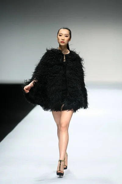 モデル提示ティナ オートクチュール秋冬コレクション上海ファッションウィーク期間中に中国 上海市に 2012 日から作成 — ストック写真