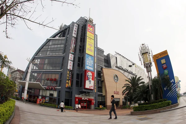 Pedestres Passam Pelo New South China Mall Cidade Dongguan Sul — Fotografia de Stock