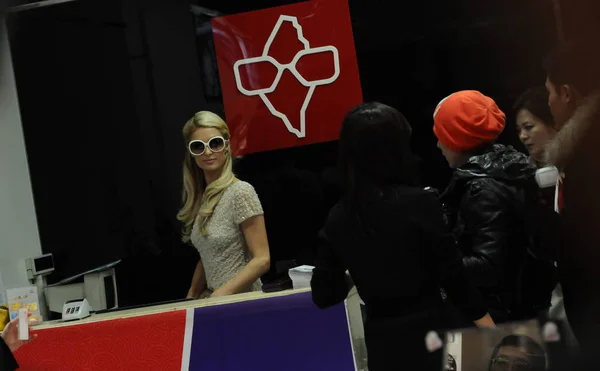 Socialite Paris Hilton Pictured Sunglasses Store Shanghai China February 2012 — Stock Photo, Image