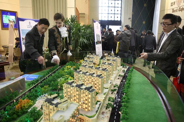 Kínai Homebuyers Pillantást Modellek Lakóingatlanok Projekt Során Shanghai Tavaszi Ingatlan — Stock Fotó