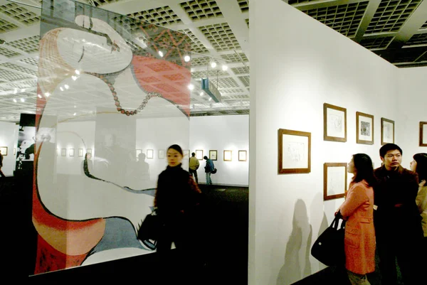 Visitors Look Replicas Paintings Panish Artist Pablo Picasso Tour Exhibition — Stock Photo, Image