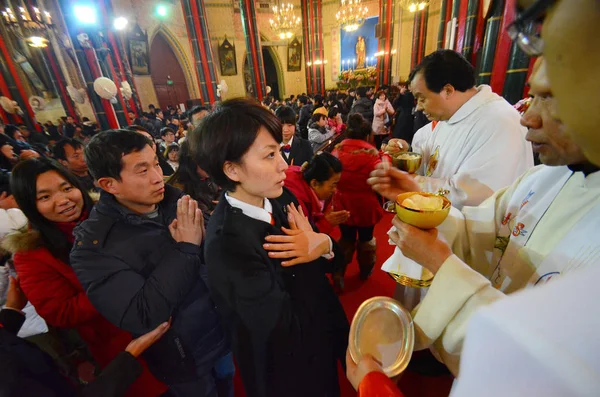 Otcové Kněží Pravě Požehnejte Čínským Katolíkem Během Vánočního Předvečer Masové — Stock fotografie