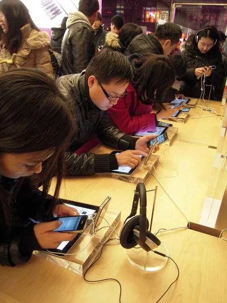 Πελάτες Δοκιμάσουν Iphone Ένα Κατάστημα Της Apple Στο Πεκίνο Κίνα — Φωτογραφία Αρχείου