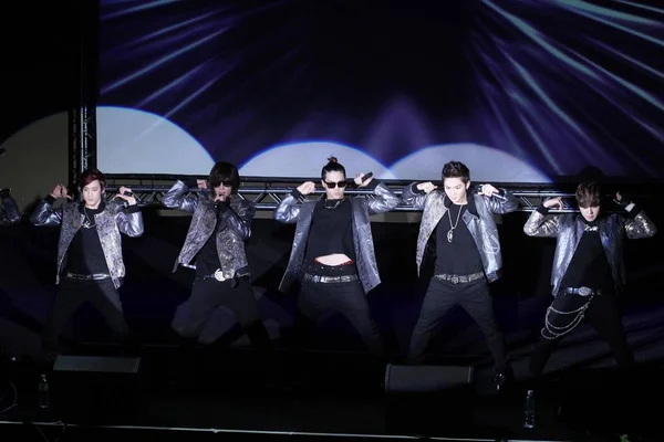 Miembros Del Grupo Chicos Surcoreanos Teen Top Actúan Durante Crazy — Foto de Stock