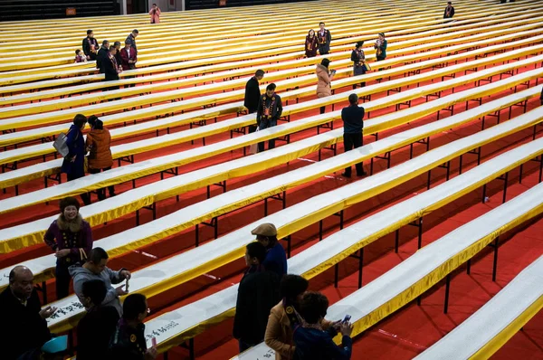 People View Scrolls Buddhist Sutra Written Chinese Resident Guojian Basketball — Stock Photo, Image