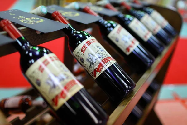 Flaschen Mit Importiertem Wein Stehen Einem Supermarkt Der Stadt Haikou — Stockfoto
