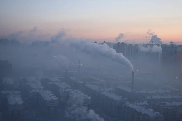 Rauch Tritt Bei Starkem Smog Aus Schornsteinen Der Stadt Harbin — Stockfoto