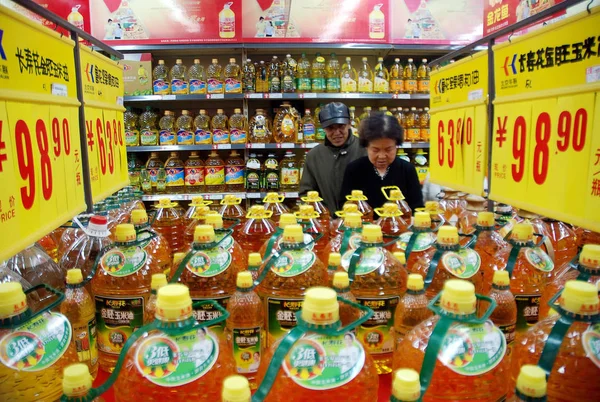 Китайські Покупці Купують Приготування Олії Супермаркеті Місті Хото Північна Chinas — стокове фото