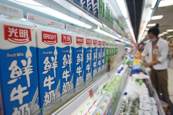 Коробки Свежего Молока Bright Daewoo Дочерней Компании Bright Food Group — стоковое фото