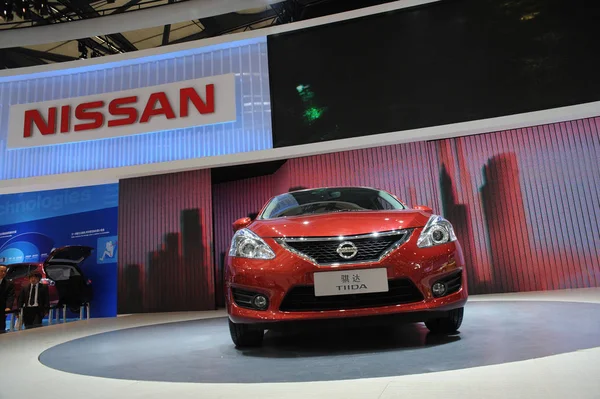 Nissan Tiida Autó Látható Kijelzőn Során Egy Autó Kiállítás Sanghajban — Stock Fotó