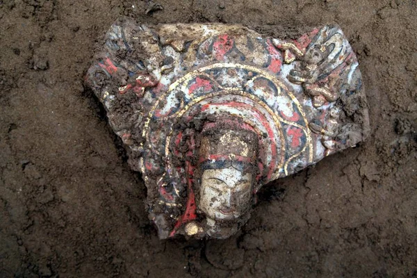 仏像は 2012年3月20日 中国北部河北省半安の発掘現場で描かれています — ストック写真