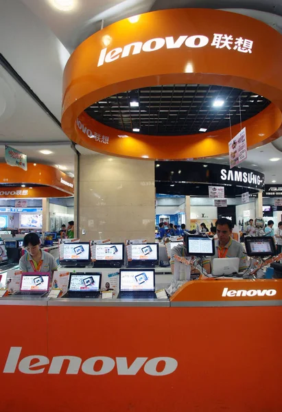 Chinesische Kunden Kaufen Lenovo Laptops Einem Einkaufszentrum Shanghai China August — Stockfoto