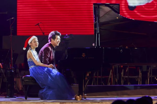 Pianista Chino Lang Lang Derecha Actúa Durante Concierto Navidad 2013 — Foto de Stock