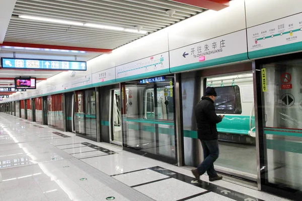 Een Passagier Loopt Een Metro Trein Van Lijn Bij Een — Stockfoto