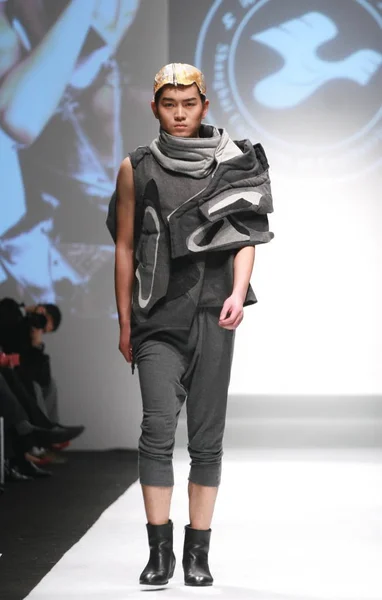 Modell Presenterar Skapelse Shanghai University Engineering Science Modevisning Shanghai Fashion — Stockfoto