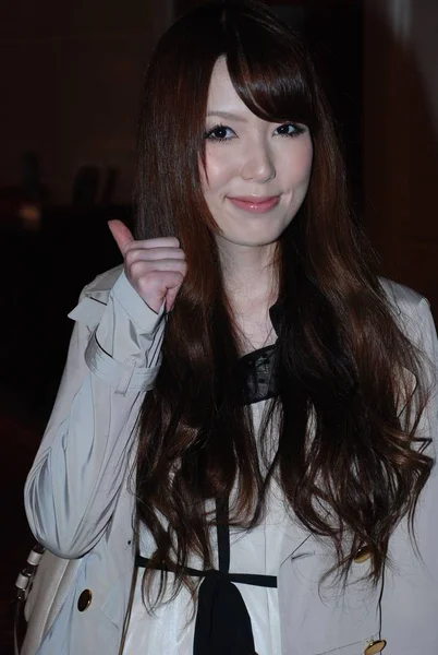 2012年3月18日 日本Av偶像Hatano Yui在参加中国上海成人护理博览会之前在一家酒店摆姿势 — 图库照片