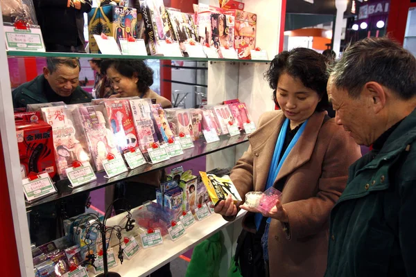 Відвідувачі Дивляться Секс Іграшки Китаї Міжнародний Дорослий Іграшки Репродуктивного Здоров — стокове фото
