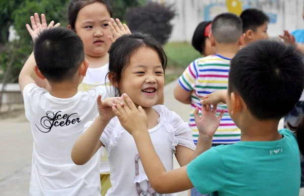 2011年6月10日 中国东部安徽省福阳市九龙镇的幼儿园里 男孩和女孩在玩游戏 — 图库照片