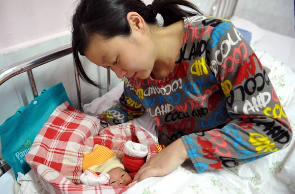 Eine Chinesin Besucht Ihr Neugeborenes Einem Krankenhaus Der Stadt Fuyang — Stockfoto