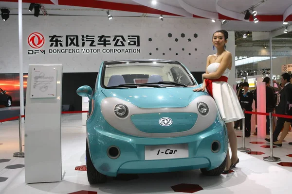 Modelo Posa Por Coche Stand Dongfeng Durante Una Exposición Automóviles —  Fotos de Stock