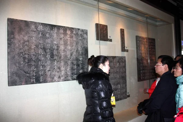 Guia Introduz Tablets Pedra Para Visitantes Museu Subaquático Baiheliang Chongqing — Fotografia de Stock