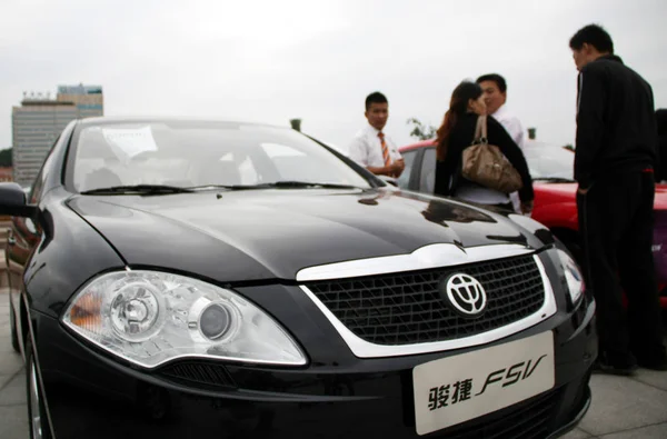 Visitantes Chineses Olham Para Brilliance Fsv Durante Show Automóveis Cidade — Fotografia de Stock