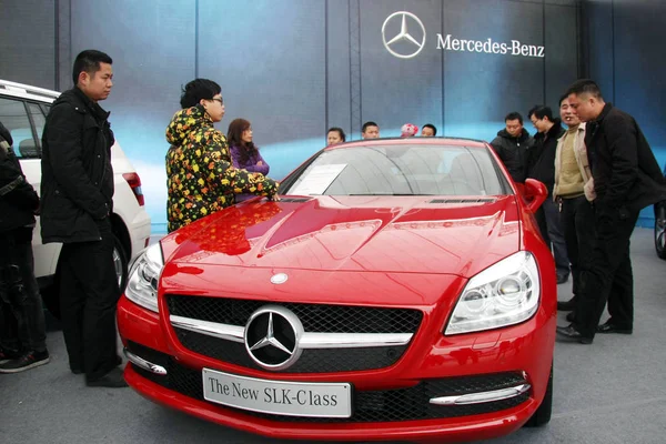 Látogatók Nézd Meg Mercedes Benz Slk Osztály Alatt Auto Show — Stock Fotó