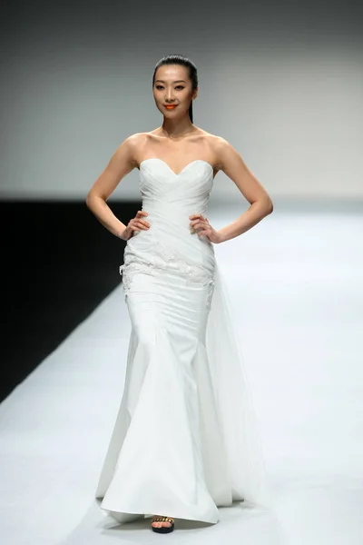 モデル提示ティナ オートクチュール秋冬コレクション上海ファッションウィーク期間中に中国 上海市に 2012 日から作成 — ストック写真