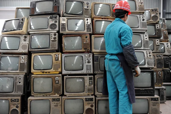 Seorang Pekerja Cina Menumpuk Yang Dibuang Dan Barang Elektronik Lainnya — Stok Foto
