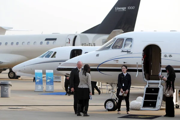 Les Visiteurs Regardent Des Avions Lors Conférence Exposition Aviation Affaires — Photo
