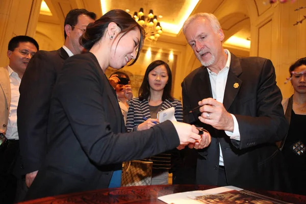 カナダの映画監督とプロデューサーの James Cameron 中国天津市に彼の夜のツアー 2012 日中描かれています — ストック写真