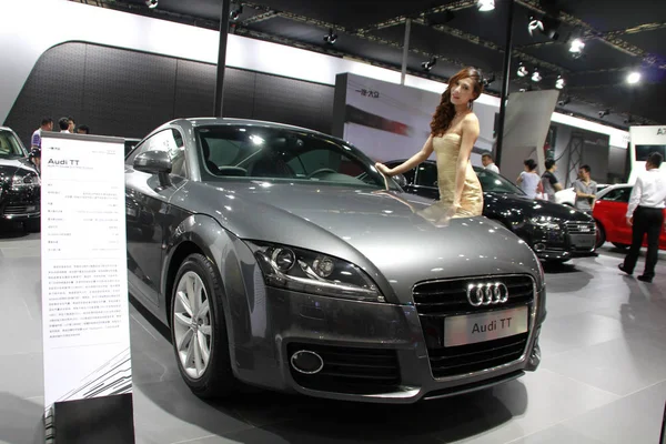 Modelo Posa Por Carro Audi Durante Uma Exposição Automóveis Cidade — Fotografia de Stock