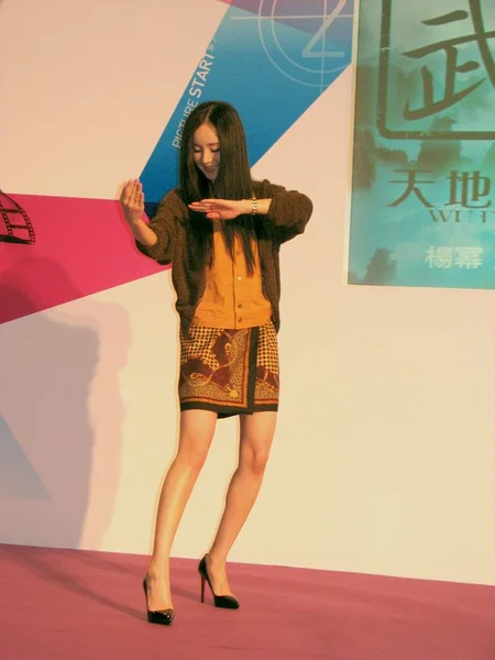2012年3月19日 中国女星杨米在中国香港举行的新片 新闻发布会上摆姿势 — 图库照片