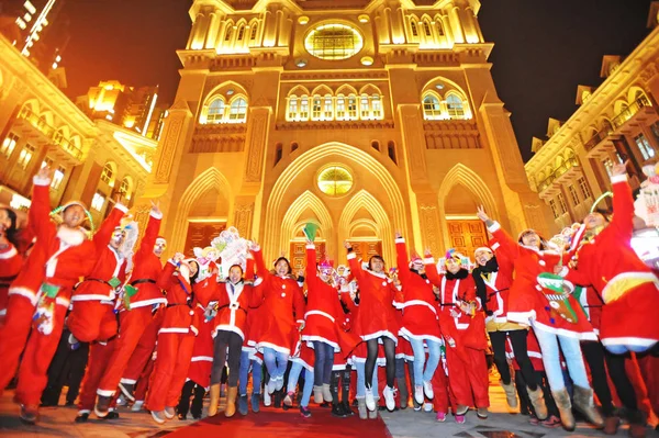 Junge Chinesische Studenten Weihnachtsmannkostümen Feiern Weihnachten Vor Einer Kirche Wuhan — Stockfoto