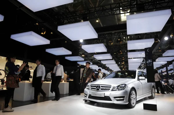 2012年4月23日 在中国北京举行的第十二届北京国际汽车展览会 2012年中国汽车 游客走过梅赛德斯 级地产 — 图库照片