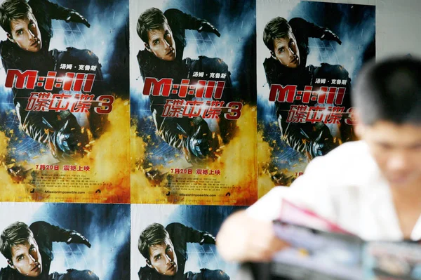 Homme Lit Une Brochure Devant Des Affiches Chinoises Film Mission — Photo